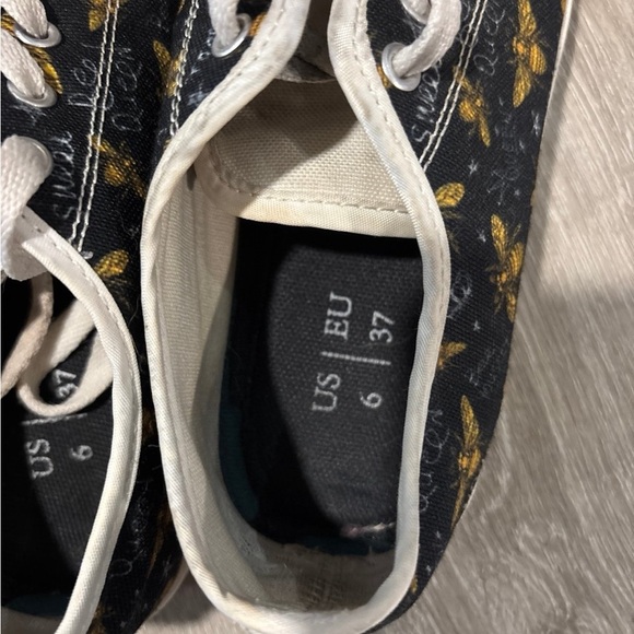 Bee Patterned Black and White Sneakers - Picture 2 of 3